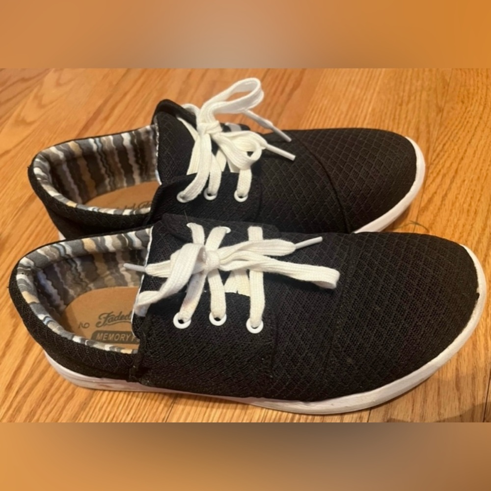 Faded glory memory foam sneakers.
Comfortable. Excellent condition! Size 9